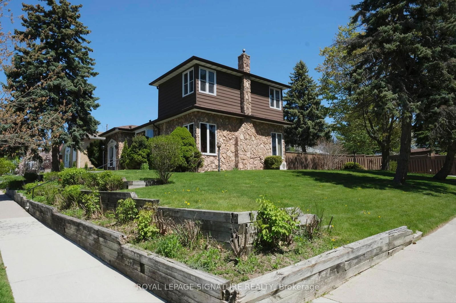 Detached House for sale at 1 Kencliff Crescent, Toronto, Bendale, M1P 4E2 - MLS: E12146739
