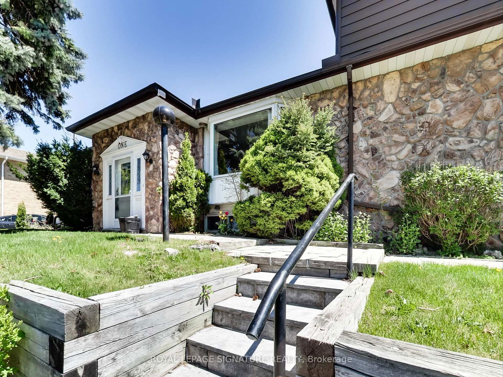 Detached House for sale at 1 Kencliff Crescent, Toronto, Bendale, M1P 4E2 - MLS: E12146739