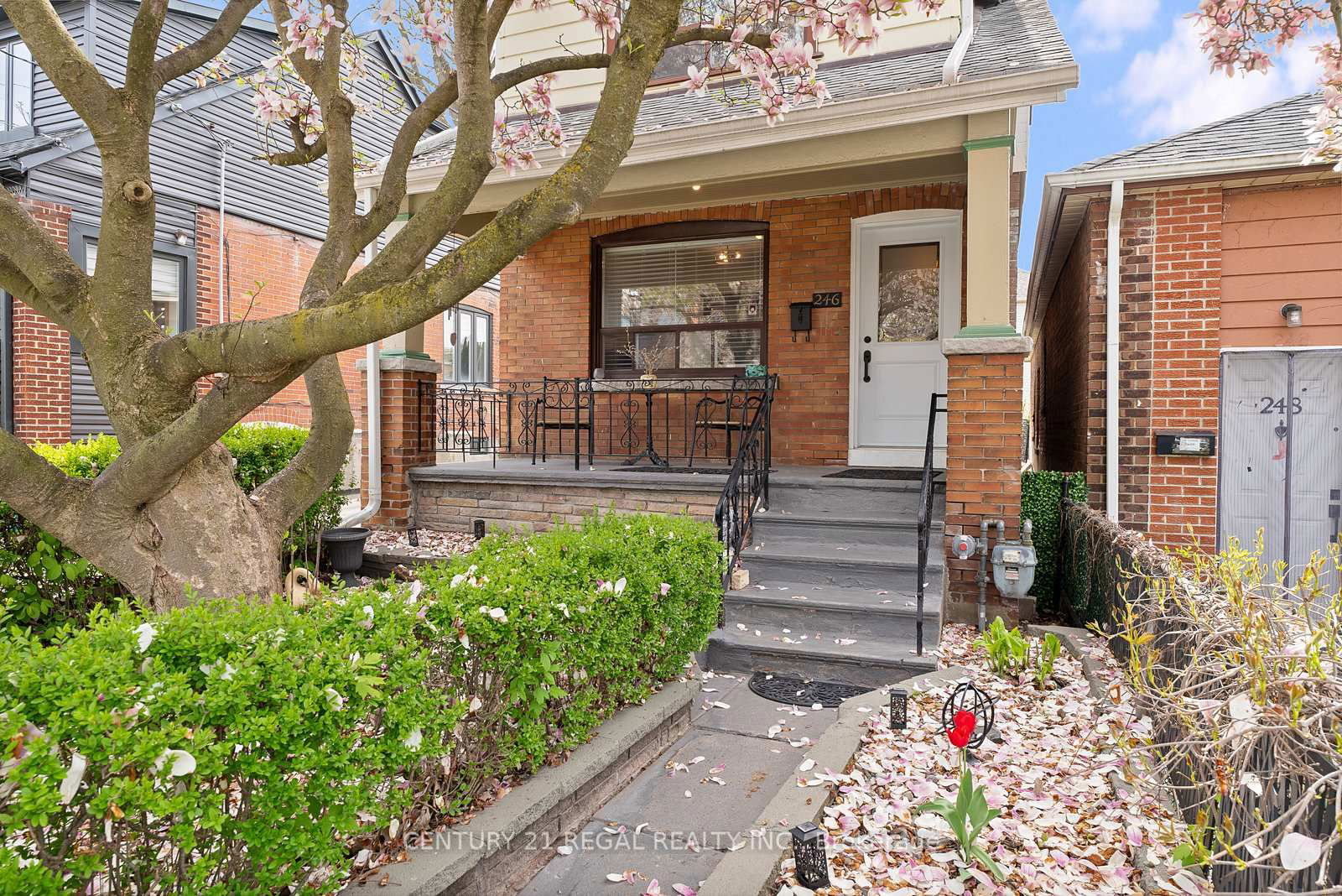 Detached House for sale at 246 Westlake Avenue, Toronto, Woodbine-Lumsden, M4C 4T2 - MLS: E12146979