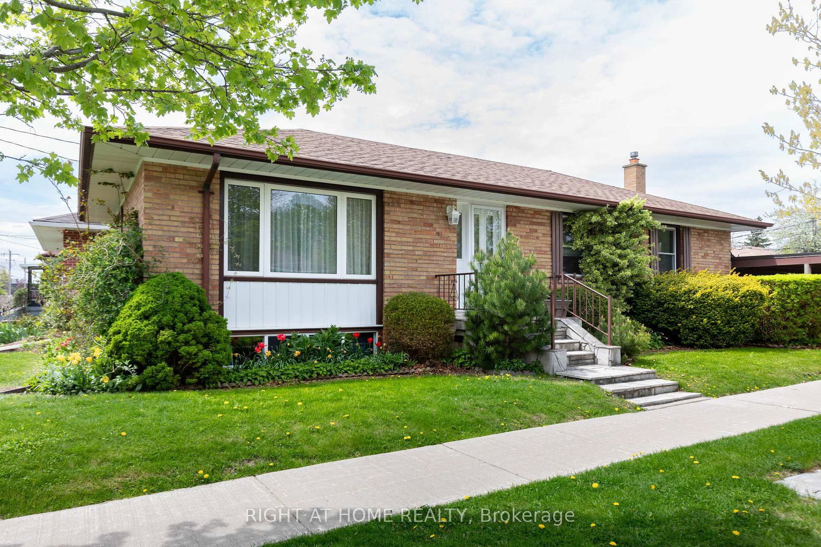 Detached House for sale at 22 Flintridge Road, Toronto, Dorset Park, M1P 1C1 - MLS: E12147796