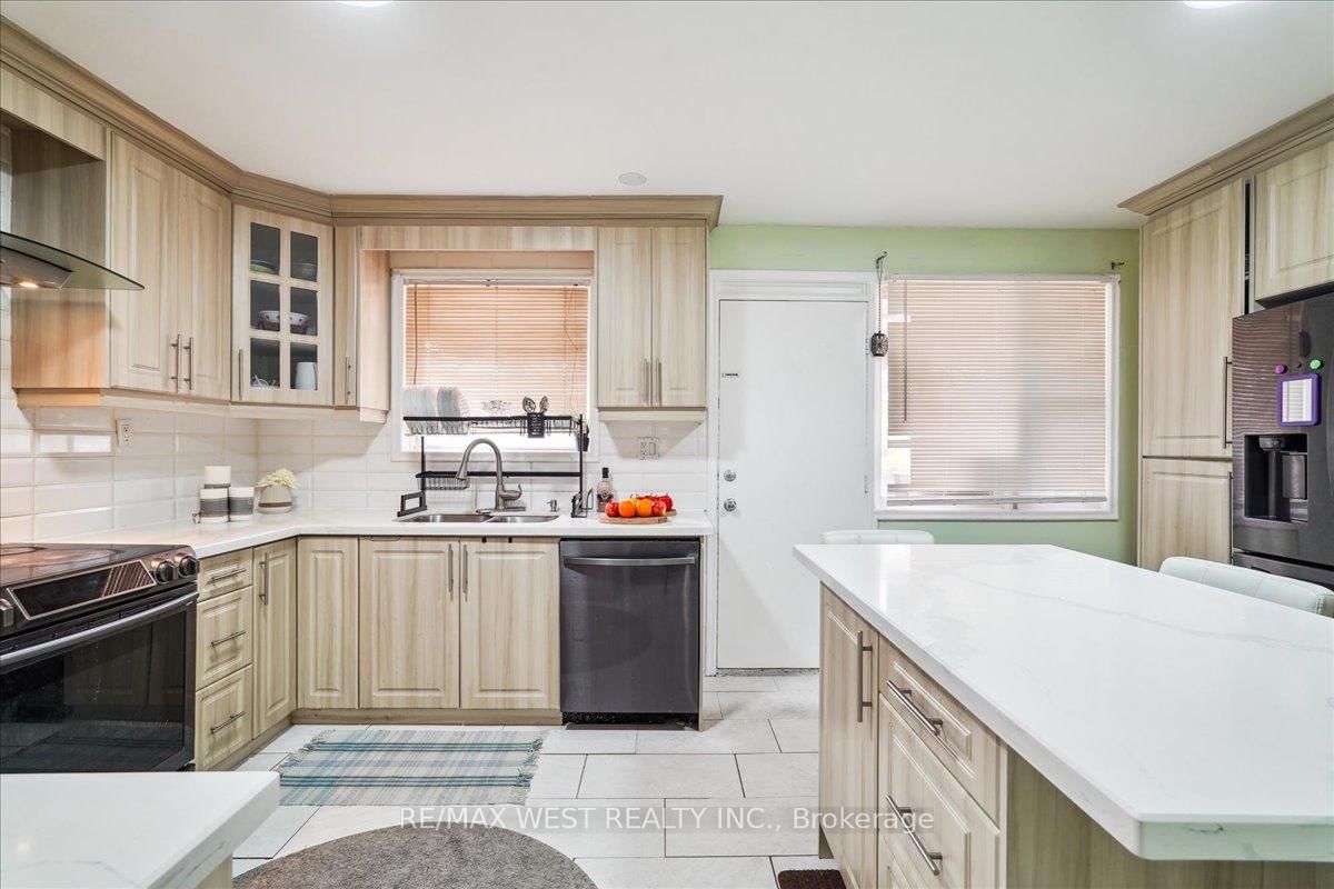 Detached House for sale at 6 Dubarry Avenue, Toronto, West Hill, M1E 3G8 - MLS: E12147834