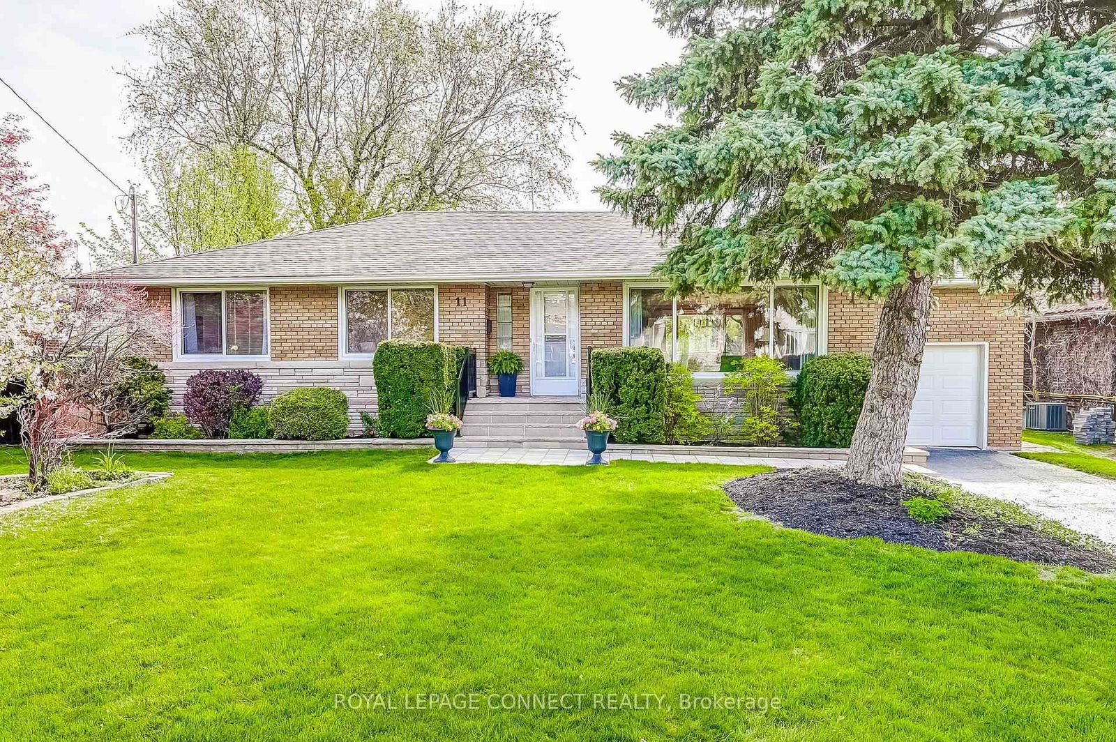 Detached House for sale at 11 McNab Boulevard, Toronto, Cliffcrest, M1M 2W3 - MLS: E12148692