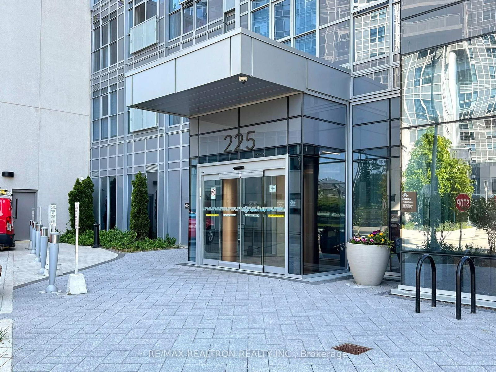 Condo for sale at 803-225 Village Green Square, Toronto, Agincourt South-Malvern West, M1S 0N4 - MLS: E12148773