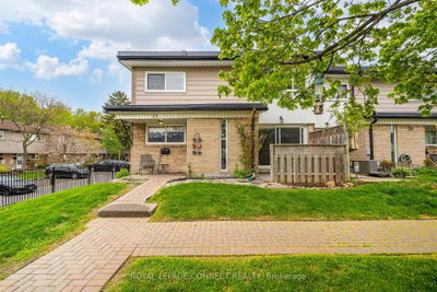 Townhouse sold at 35-925 Bayly Street, Pickering, Ontario, L1W 1L4 - West Shore - MLS: E12150502