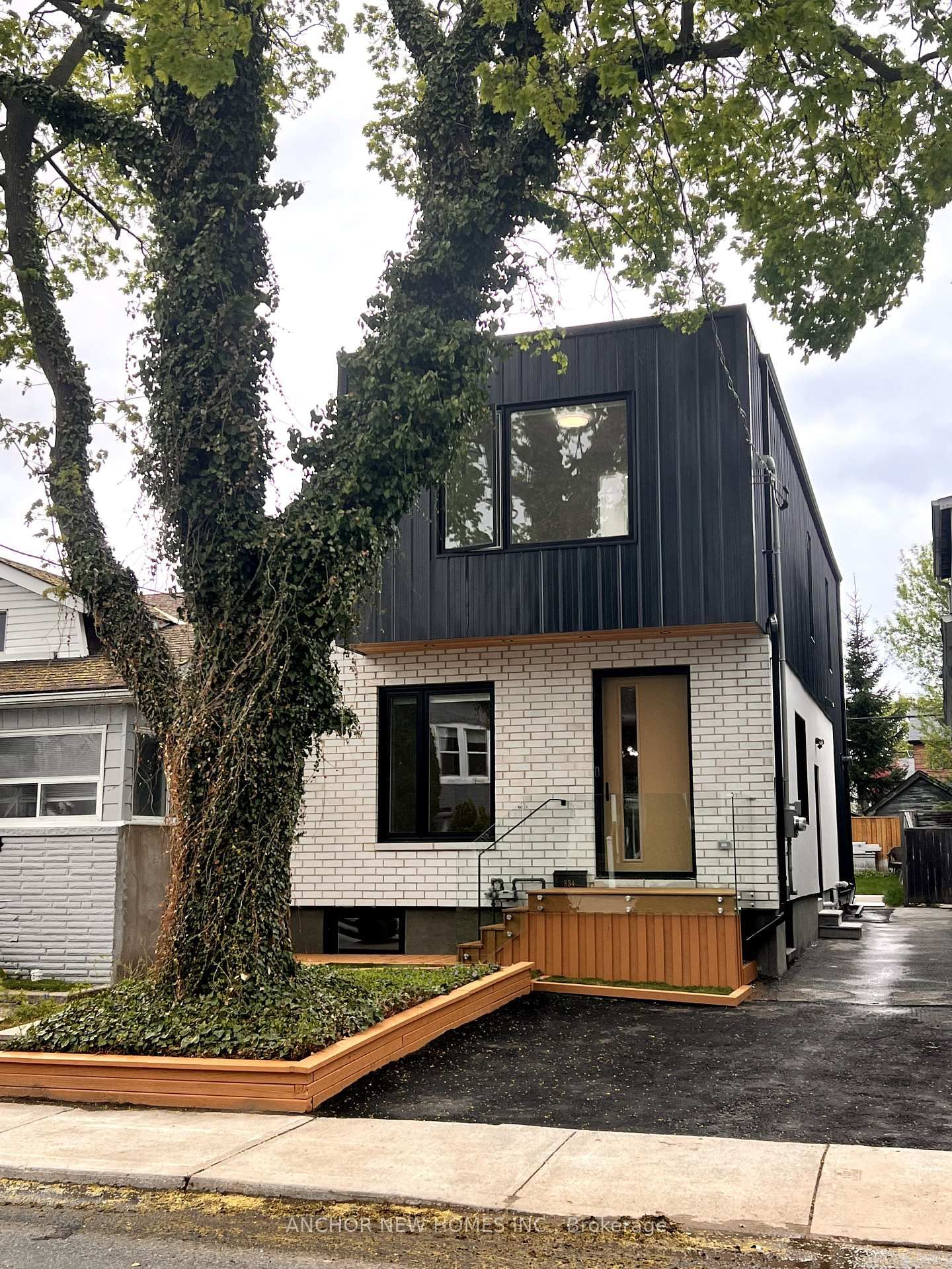 Detached House for sale at 834 Sammon Avenue, Toronto, Danforth Village-East York, M4C 2E8 - MLS: E12153629