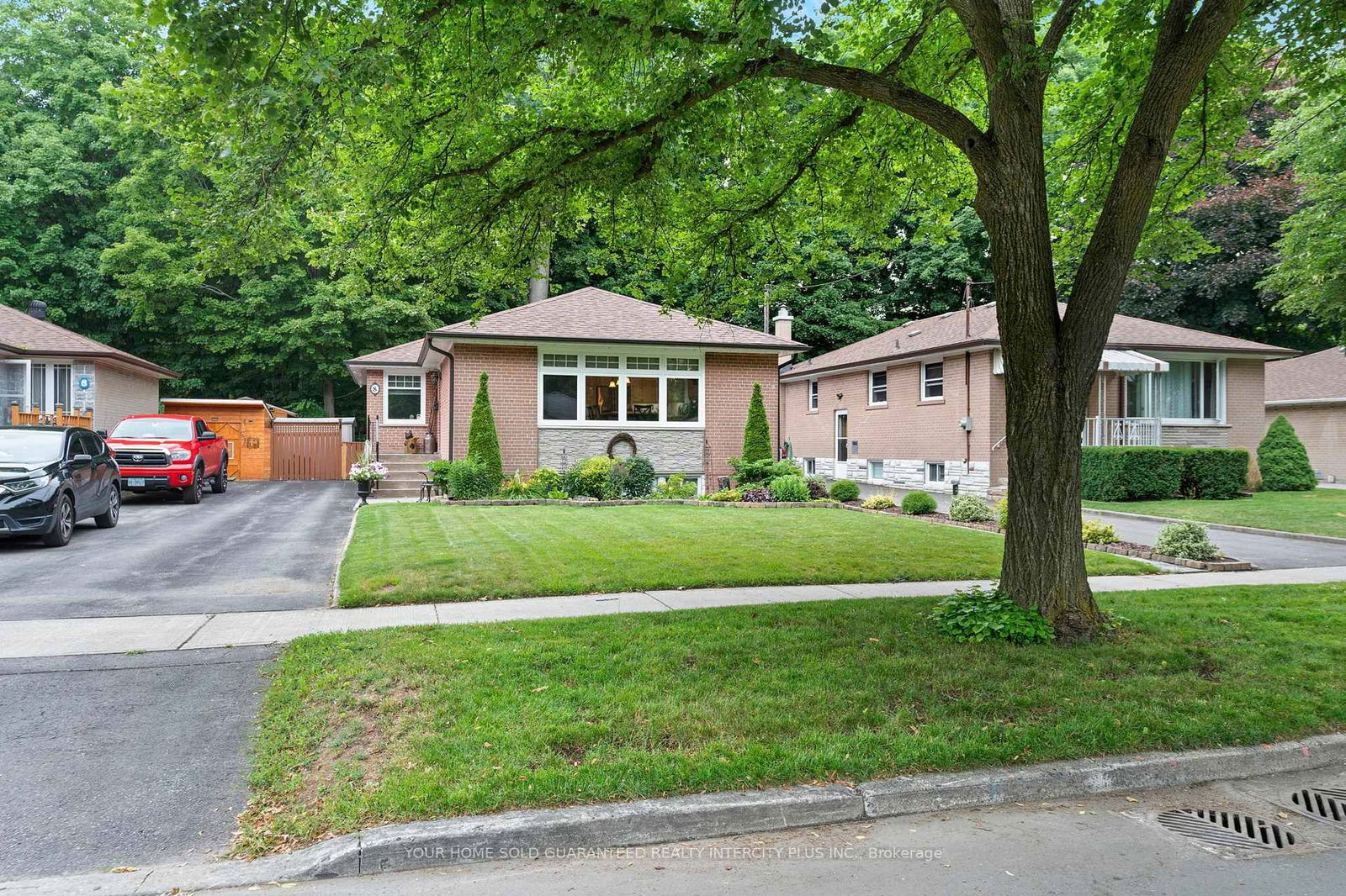 Detached House for sale at 8 Neapolitan Drive, Toronto, Bendale, M1P 4B1 - MLS: E12153829