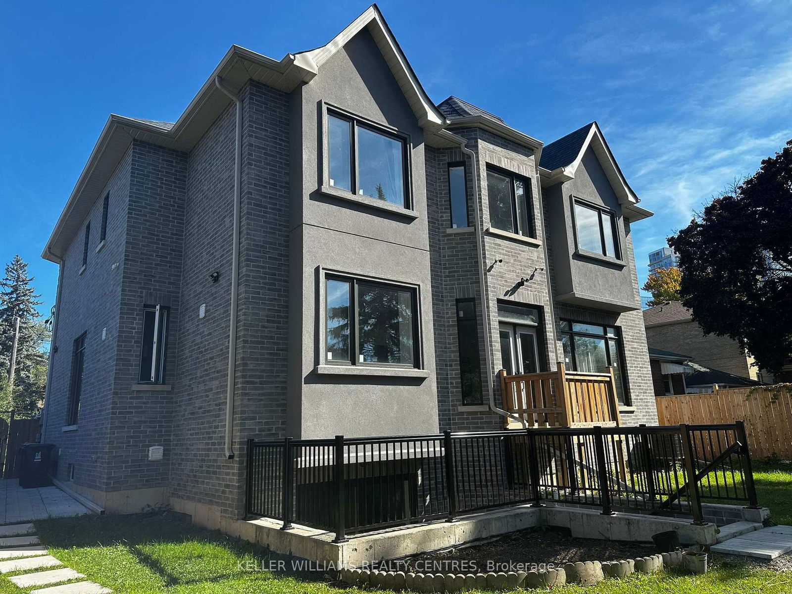 Detached House for sale at 121 Earlton Road, Toronto, Tam O'Shanter-Sullivan, M1T 2R8 - MLS: E12156544