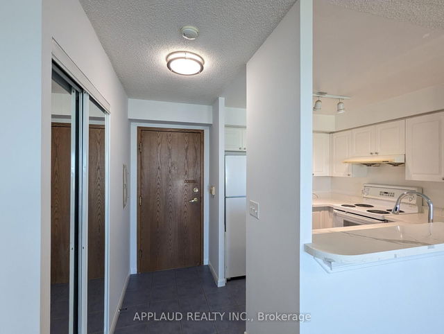 1007 - 11 Lee Centre Drive