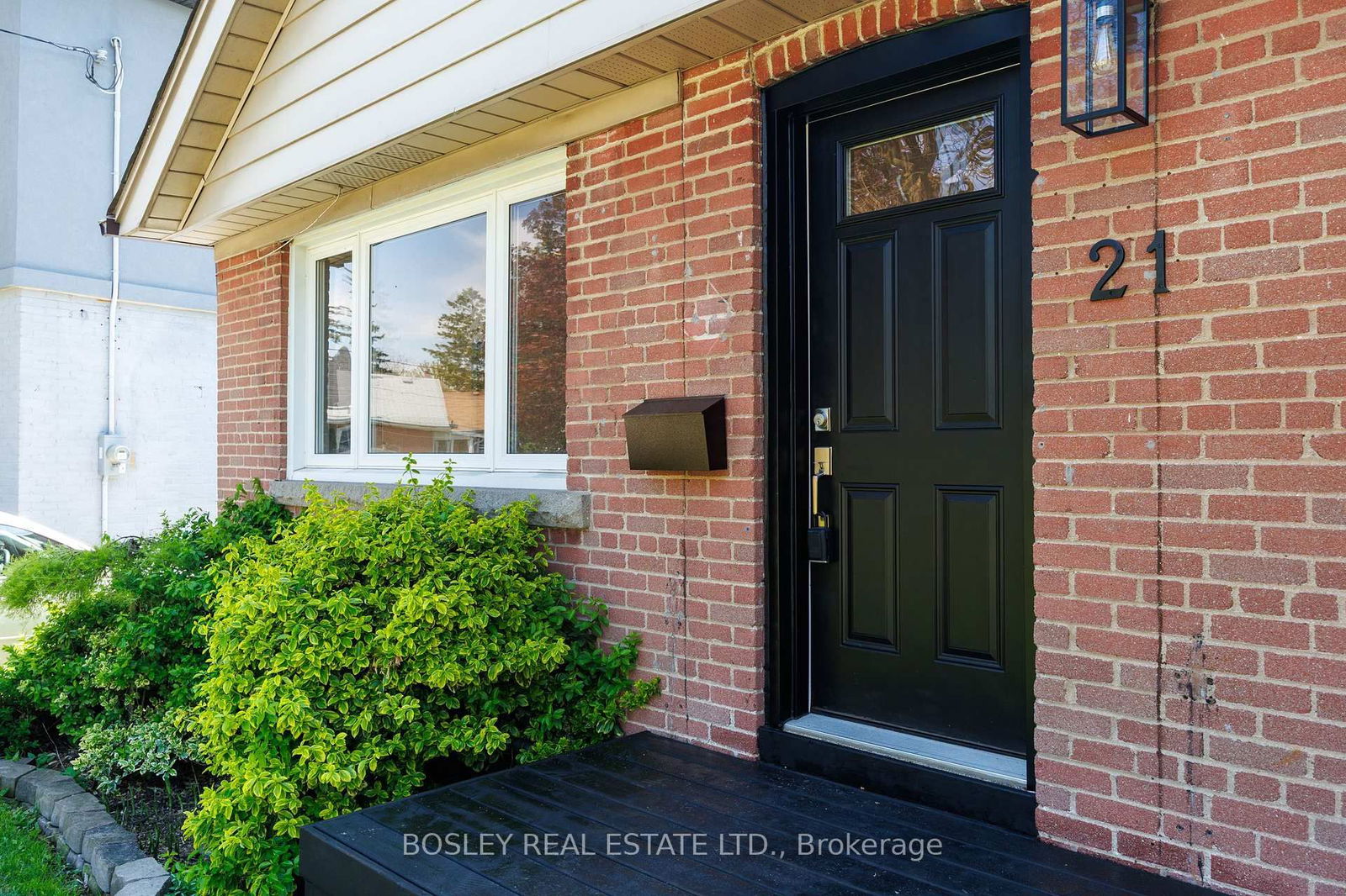 Detached House for sale at 21 Fairfax Crescent, Toronto, Clairlea-Birchmount, M1L 1Z6 - MLS: E12158571