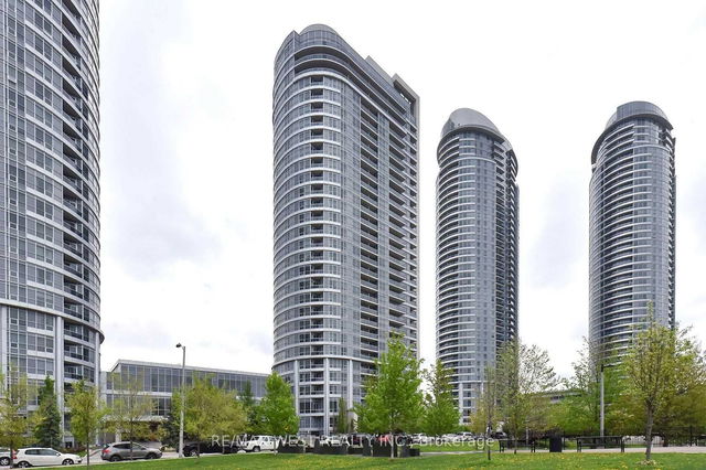 1721 - 181 Village Green Square