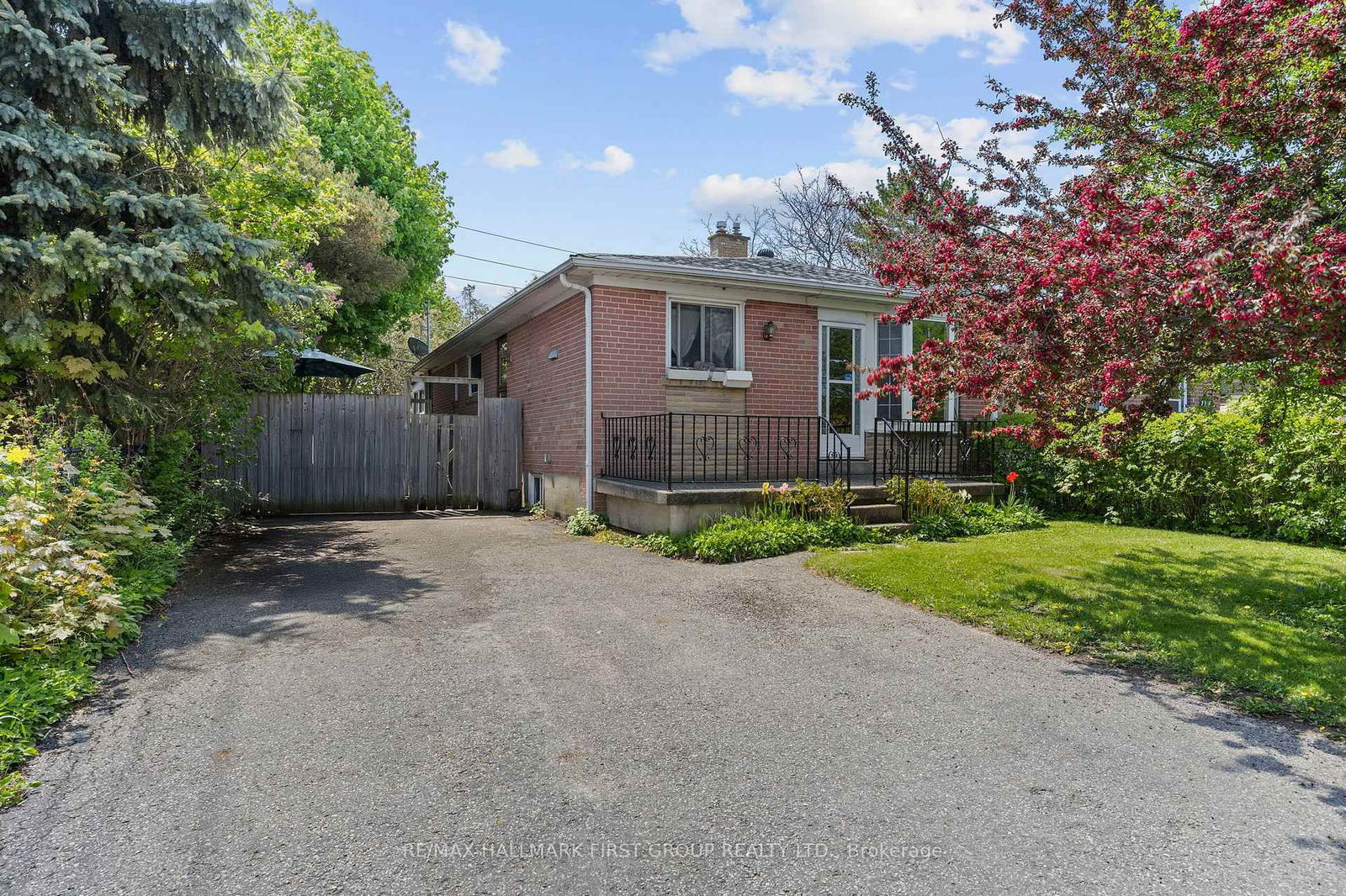 Semi-Detached House for sale at 121 Emperor Street, Ajax, South East, L1S 1N3 - MLS: E12159842