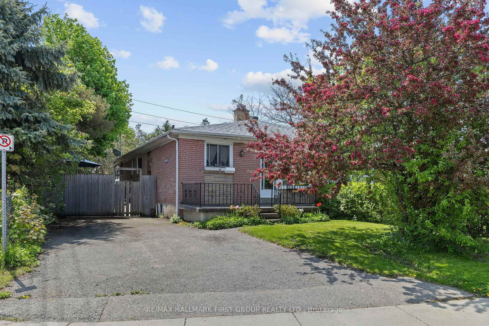 Semi-Detached House for sale at 121 Emperor Street, Ajax, South East, L1S 1N3 - MLS: E12159842