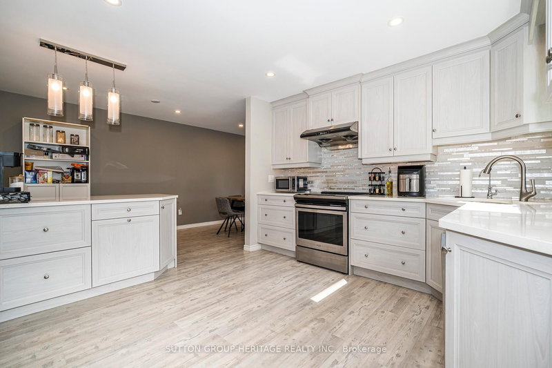 437 Sedan Cres, Oshawa, L1H 3G4 | Image 3