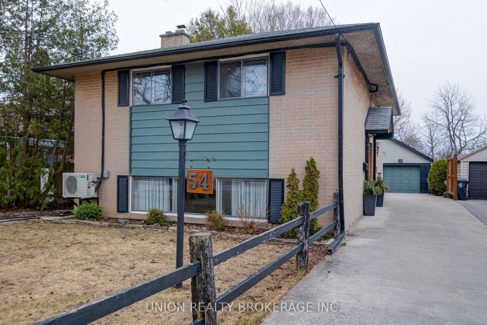 Detached House for sale at 54 Oakridge Drive, Toronto, Cliffcrest, M1M 2A4 - MLS: E12162775