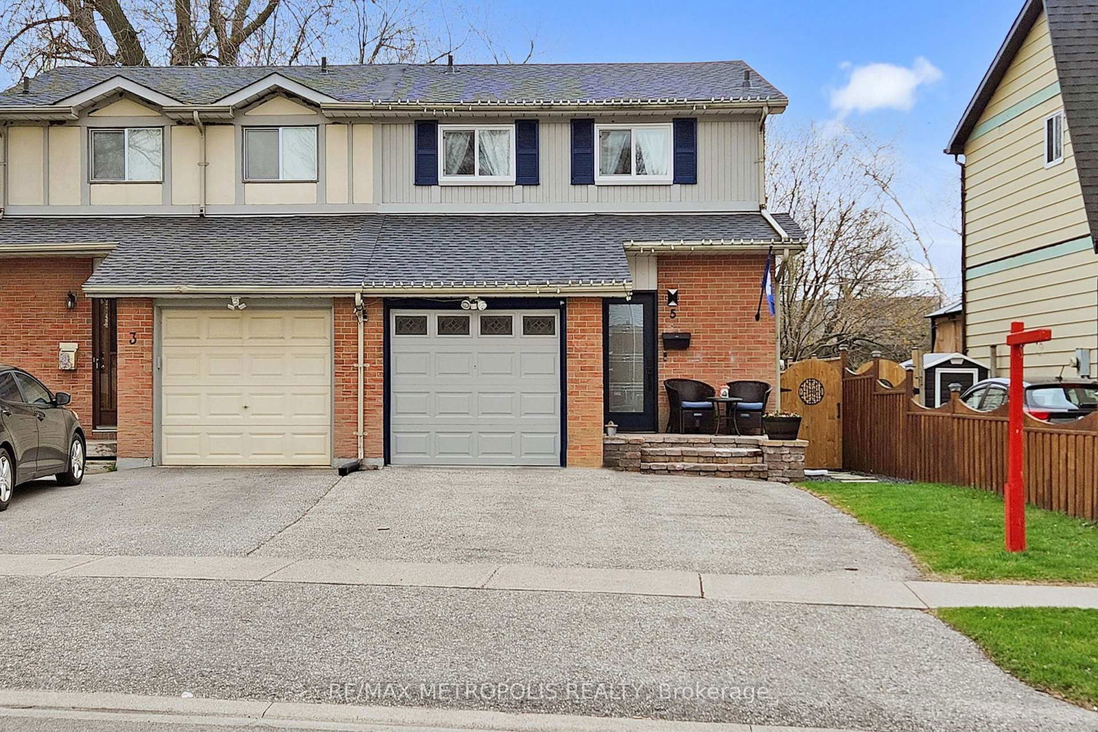 Semi-Detached House for sale at 5 Thomas Street, Oshawa, Lakeview, L1H 3W6 - MLS: E12162906