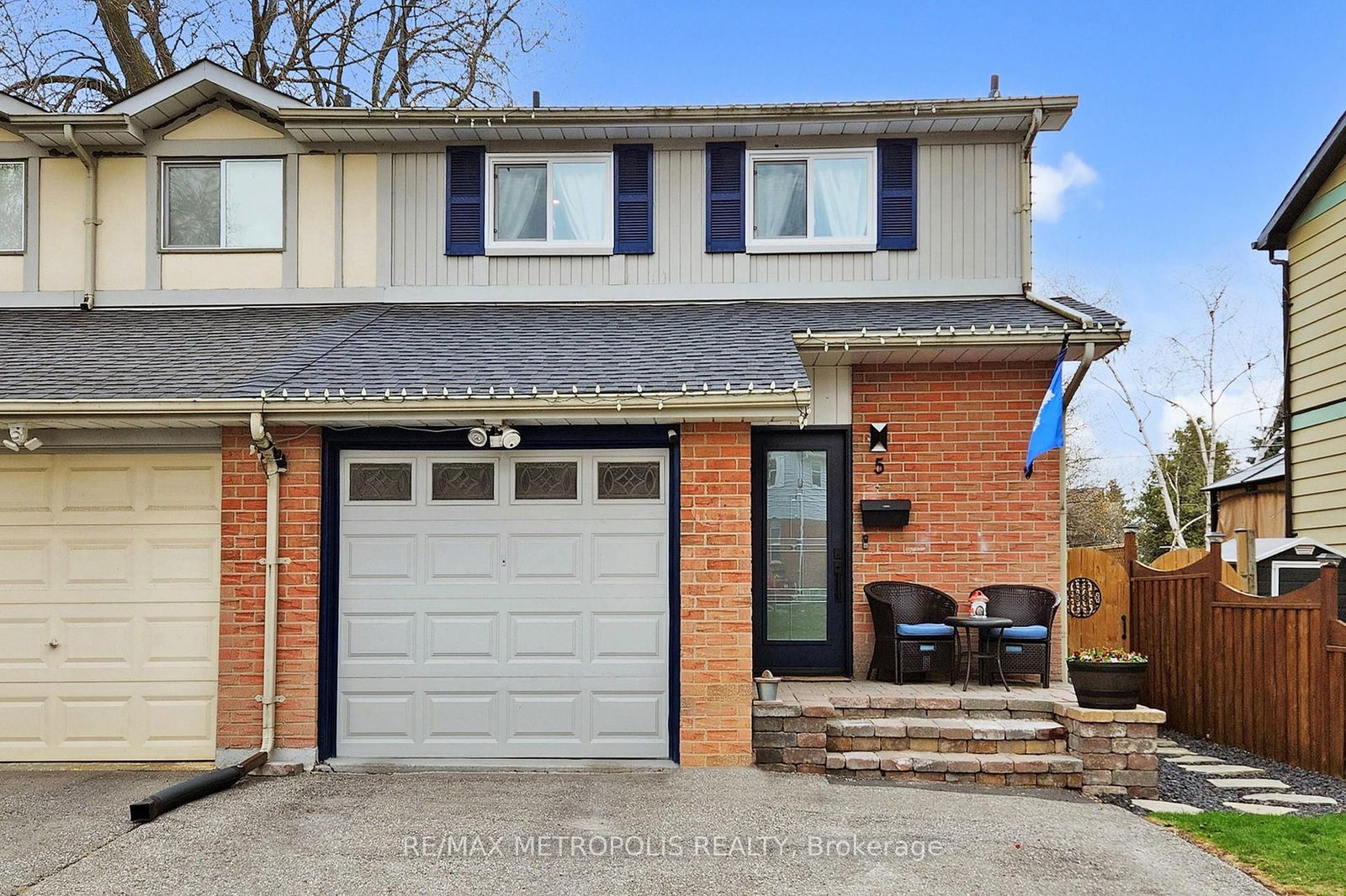 Semi-Detached House for sale at 5 Thomas Street, Oshawa, Lakeview, L1H 3W6 - MLS: E12162906