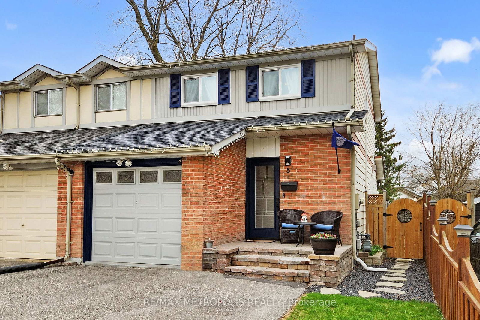 Semi-Detached House for sale at 5 Thomas Street, Oshawa, Lakeview, L1H 3W6 - MLS: E12162906