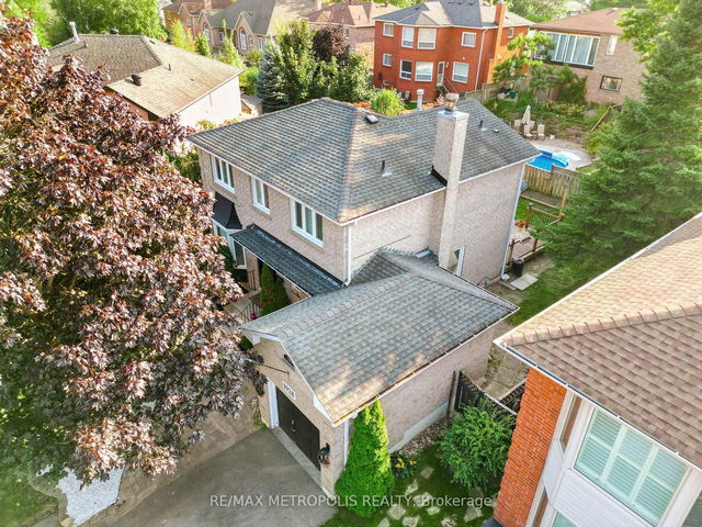 1028 Moorelands Crescent