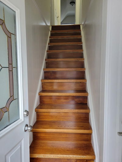 Unit Upper — 13 Pinegrove Ave, Toronto - Birchcliffe-Cliffside image-0-3