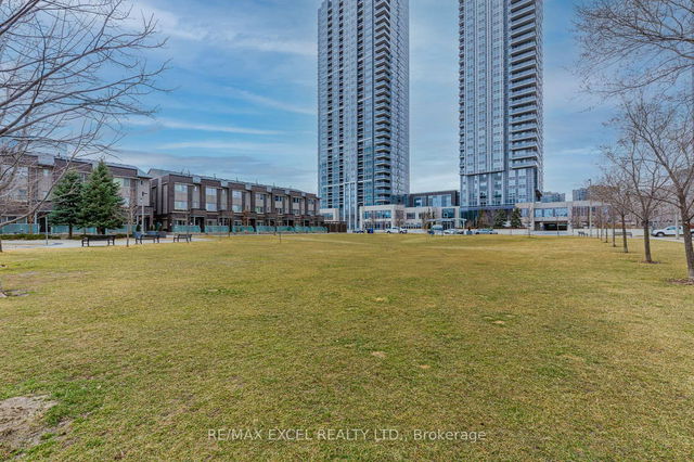 1618 - 275 Village Green Square