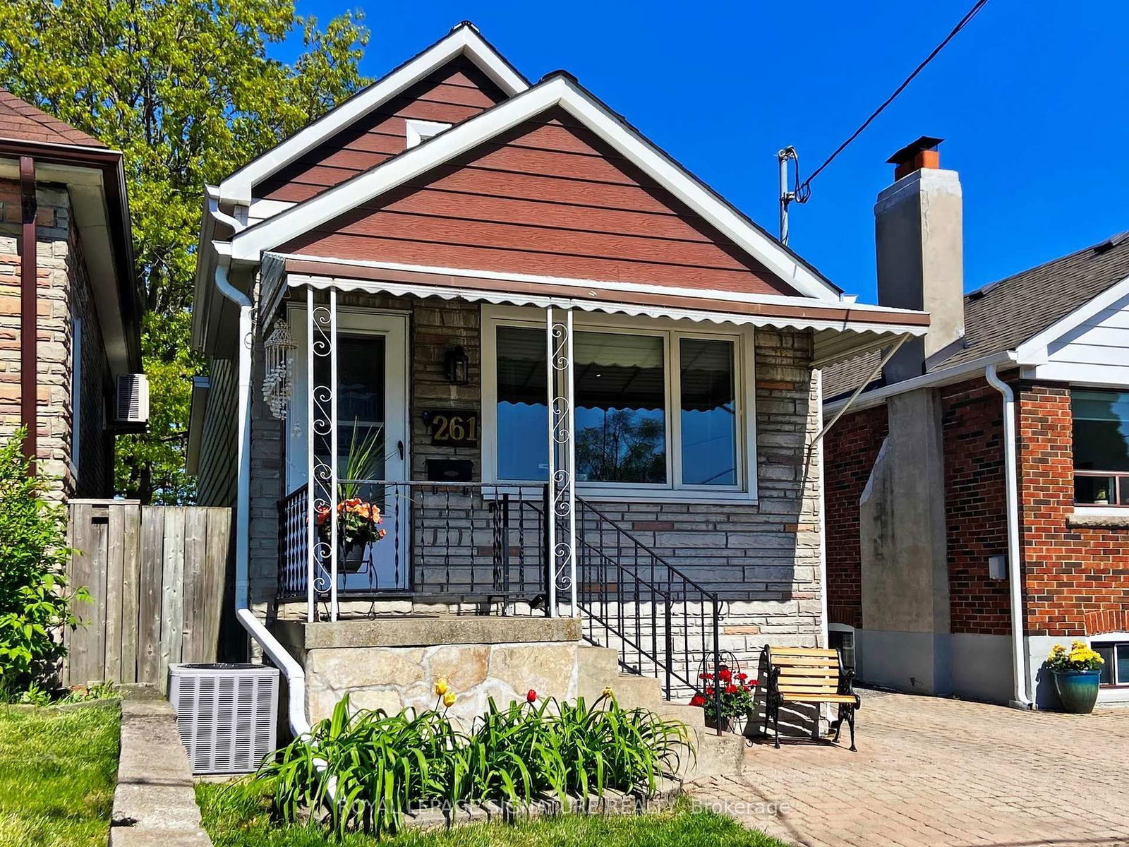 Detached House for sale at 261 Glebemount Avenue, Toronto, Danforth Village-East York, M4C 3T7 - MLS: E12175728