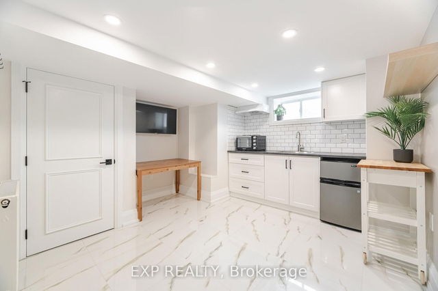 Studio/Bachelor - 553 Donlands Avenue