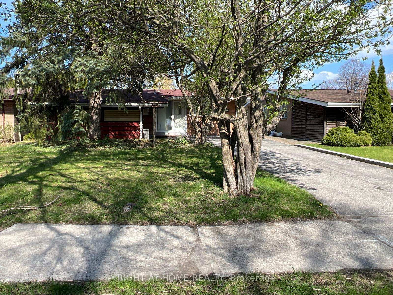 Detached House for sale at 17 Brookridge Drive, Toronto, Bendale, M1P 3M3 - MLS: E12177674