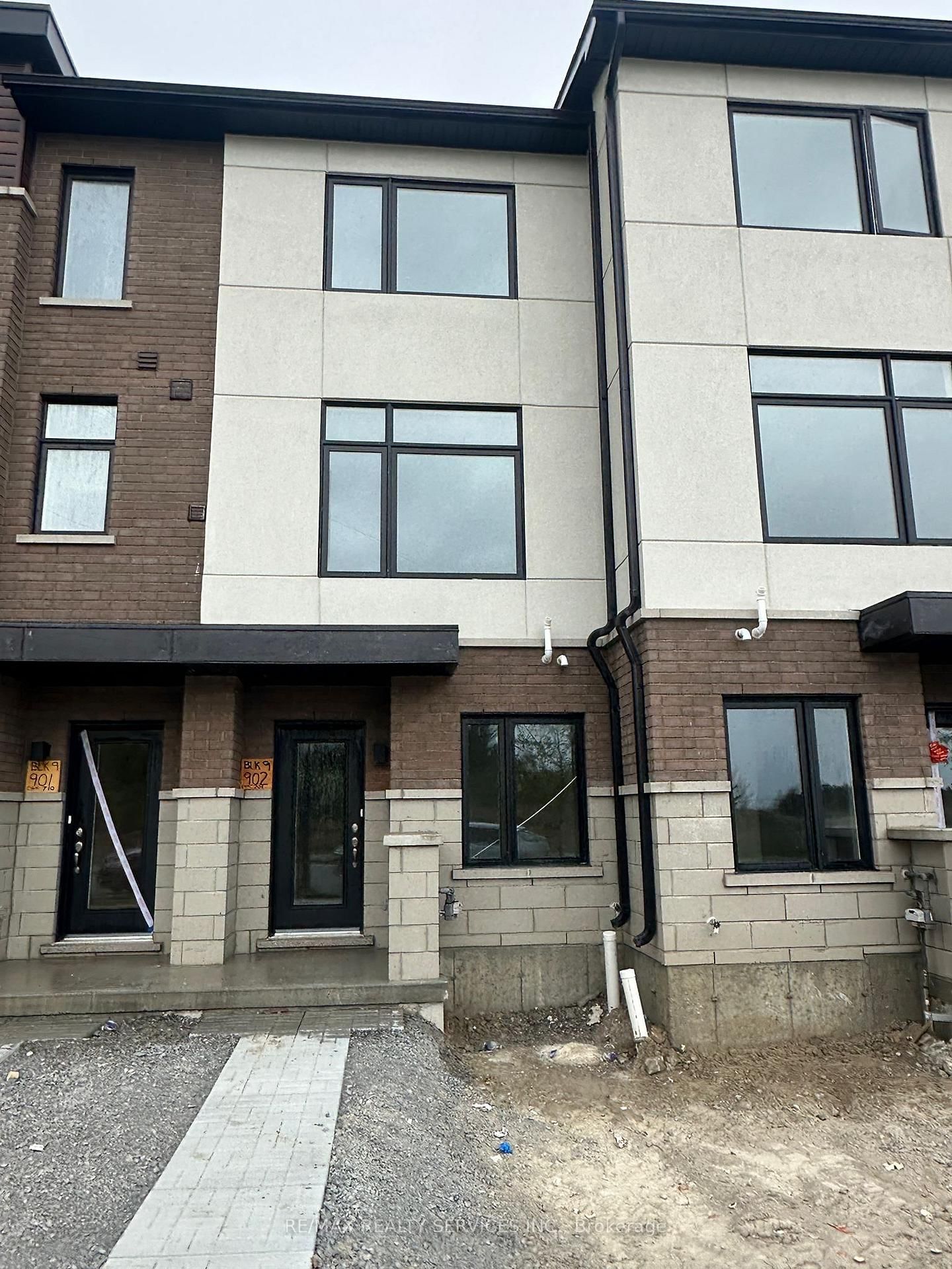 Townhouse for lease at 709-1695 Dersan Street, Pickering, Duffin Heights, L1X 0S9 - MLS: E12180889