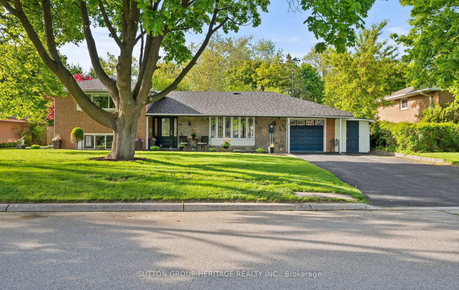 Detached House for sale at 4 Clarelyn Boulevard, Ajax, Central West, L1S 6G9 - MLS: E12180995