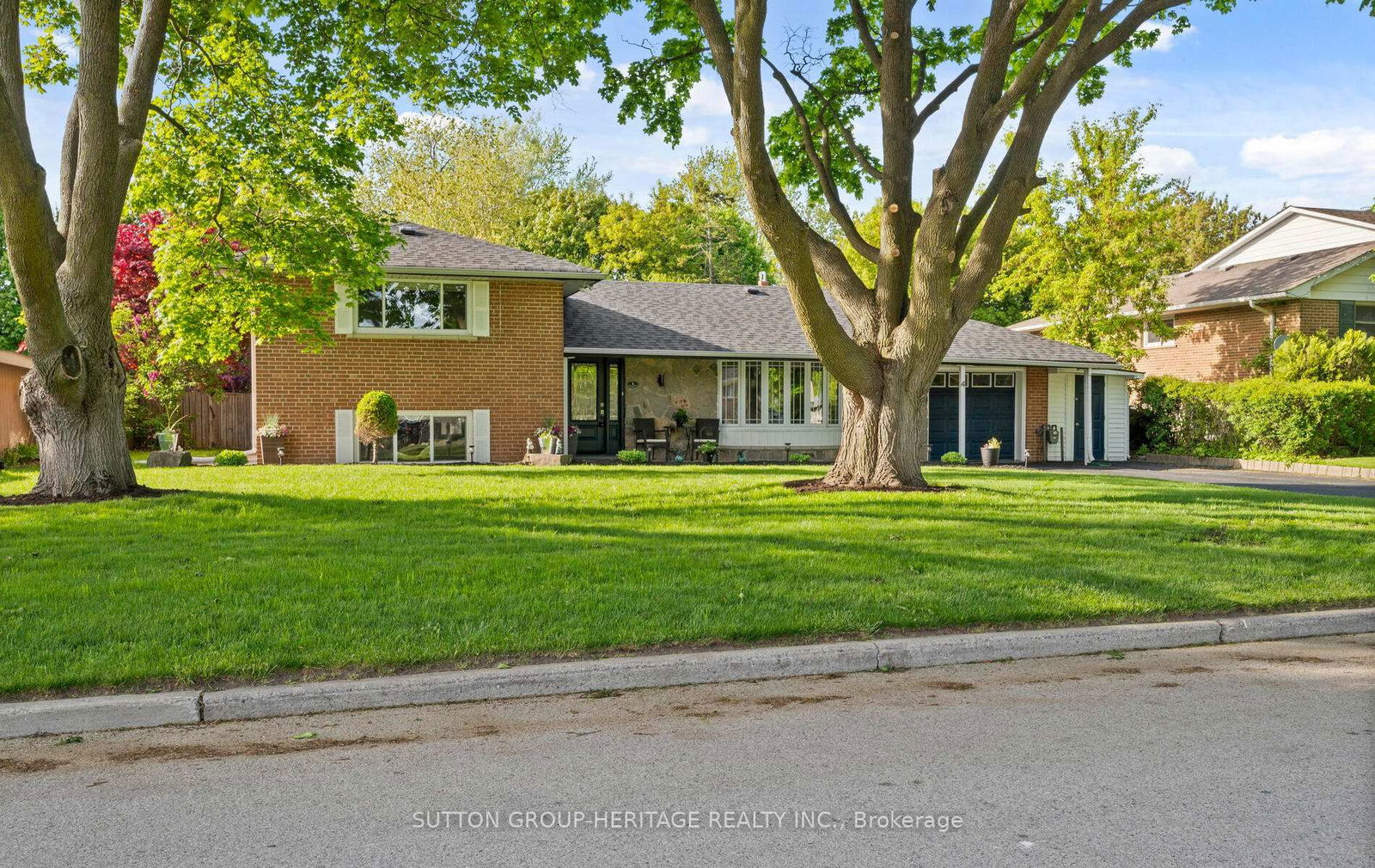 Detached House for sale at 4 Clarelyn Boulevard, Ajax, Central West, L1S 6G9 - MLS: E12180995