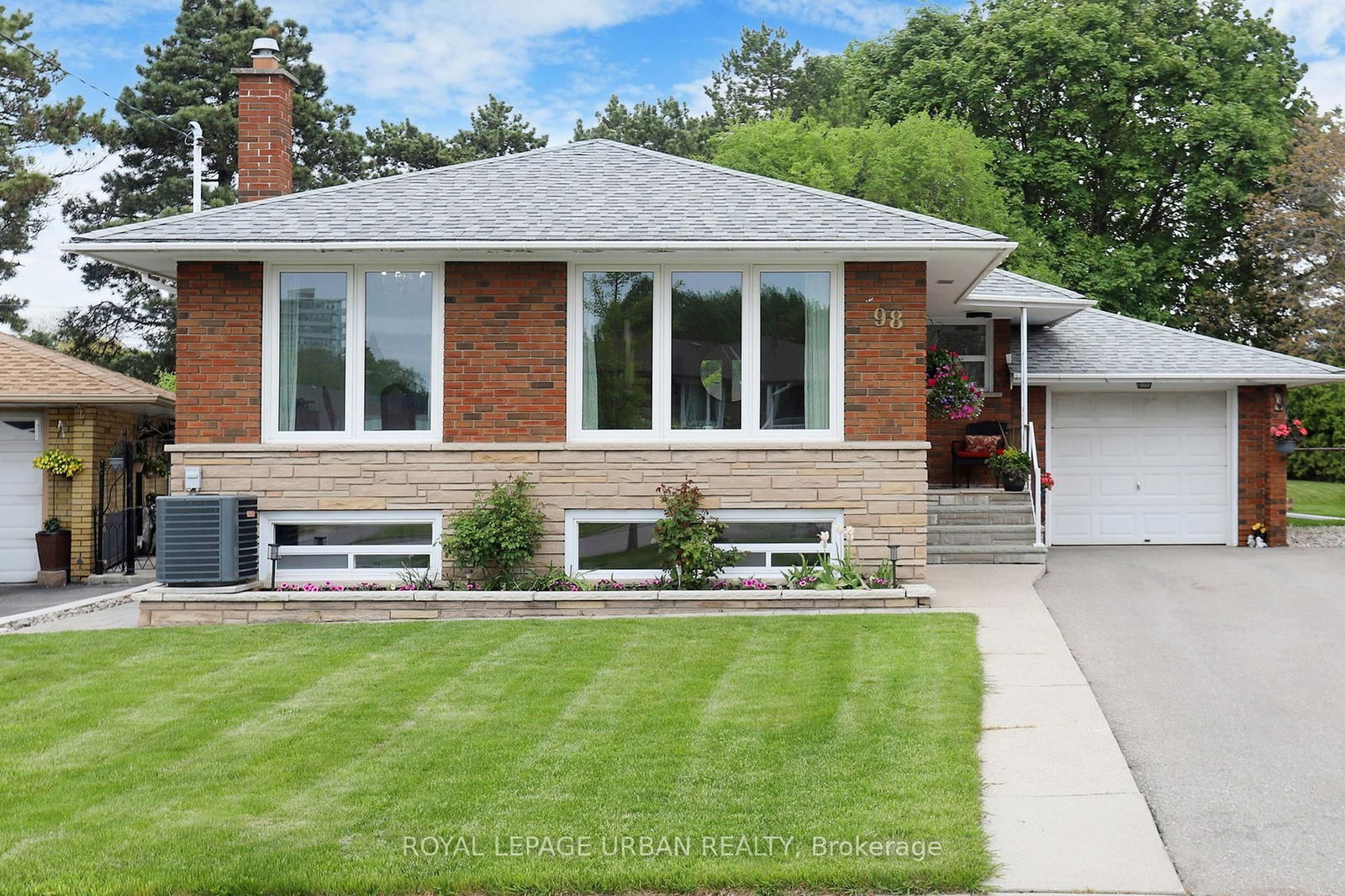 Detached House for sale at 98 Silvio Avenue, Toronto, Clairlea-Birchmount, M1K 1V3 - MLS: E12181737