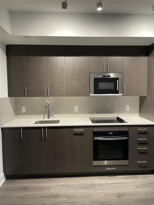 1011 - 2545 Simcoe Street