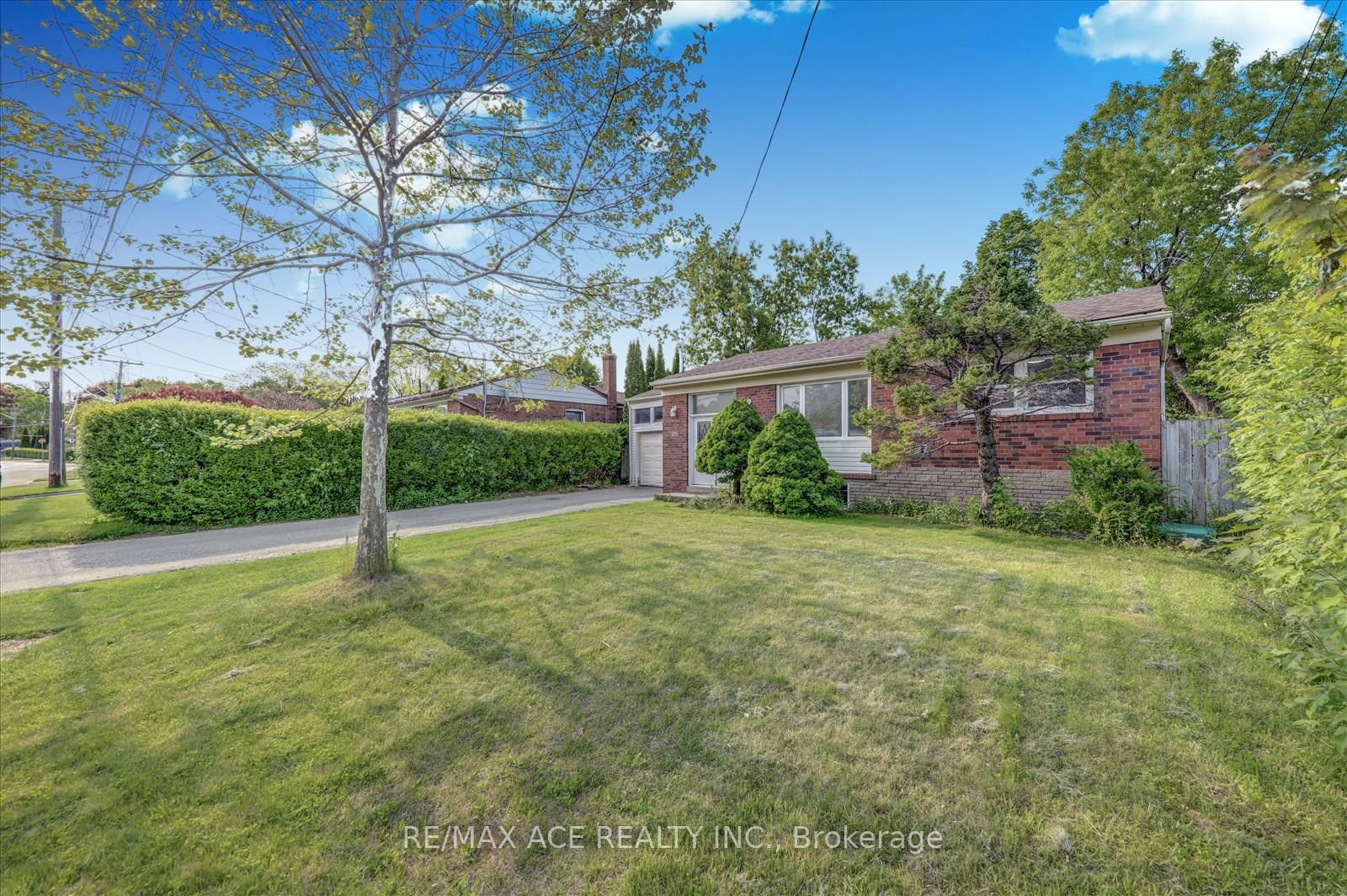 Detached House for sale at 109 Seminole Avenue, Toronto, Bendale, M1J 1N8 - MLS: E12189963
