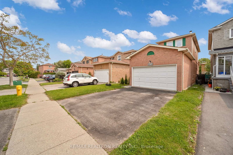 1632 Fairfield Cres, Pickering, L1V 6H1 | Image 3