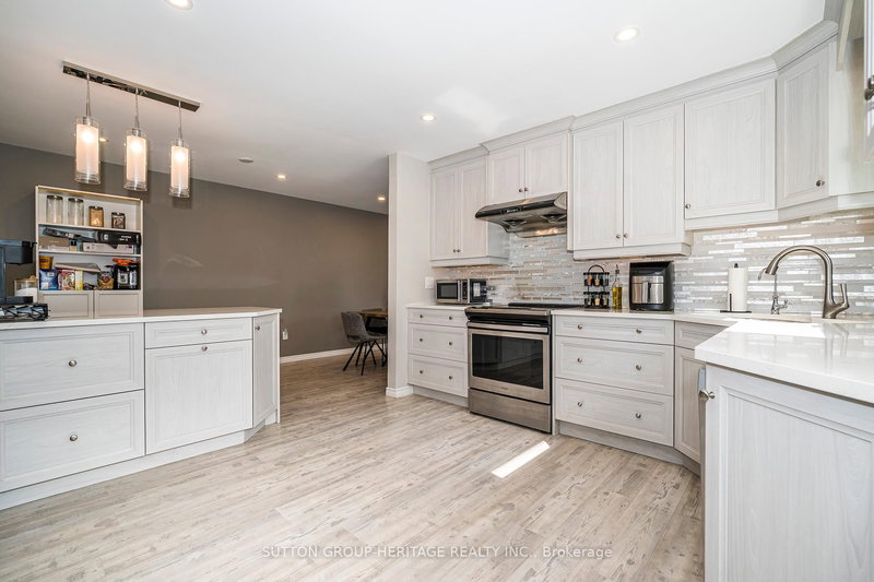 437 Sedan Cres, Oshawa, L1H 3G4 | Image 2