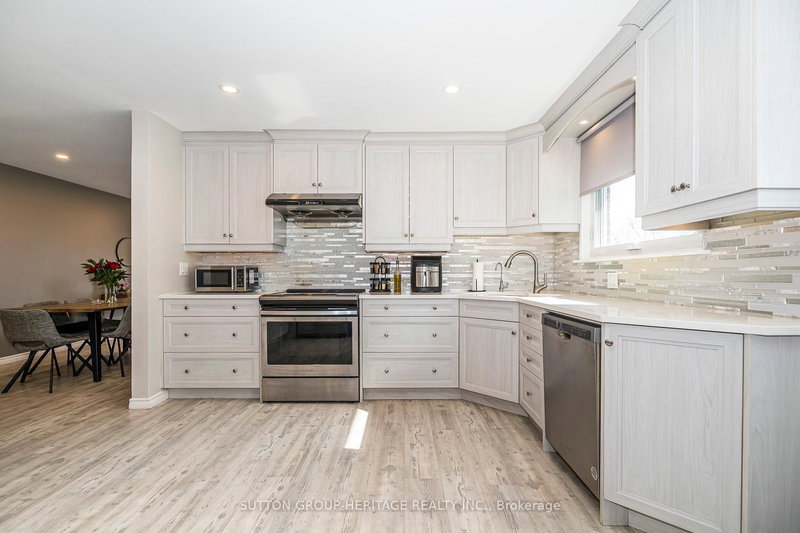 437 Sedan Cres, Oshawa, L1H 3G4 | Image 3