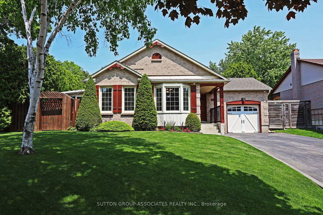 768 Lochness Crescent
