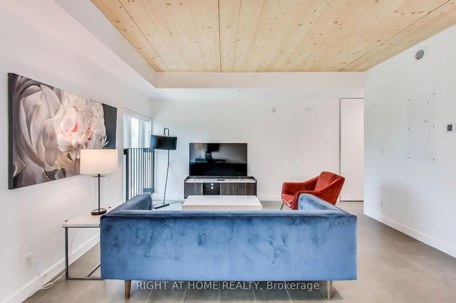 PH - 1604 Queen Street