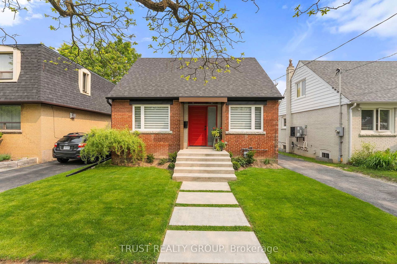 Detached House for sale at 14 Dorine Crescent, Toronto, Clairlea-Birchmount, M1L 1Y7 - MLS: E12205962