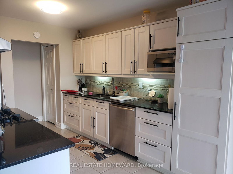 551 Dorchester Dr, Oshawa, L1J 6L3 | Image 3