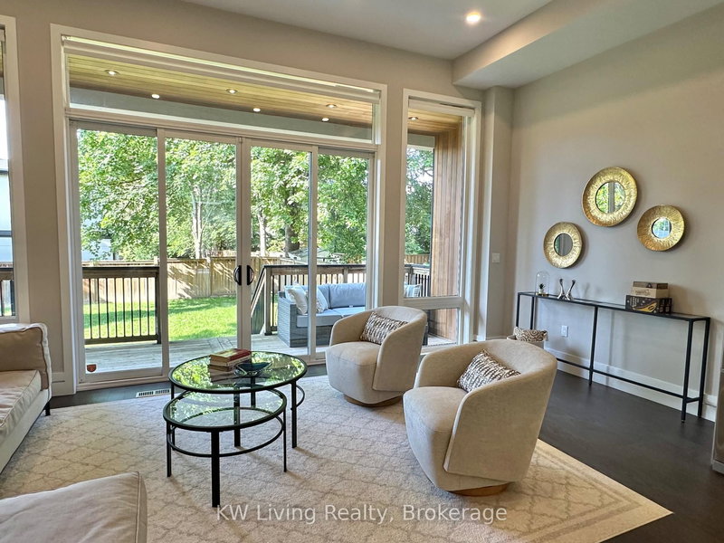 18 Ferris Rd, Toronto, M4B 1G1 | Image 2