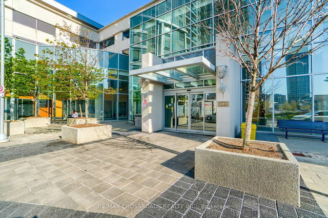 1320 - 135 Village Green Square