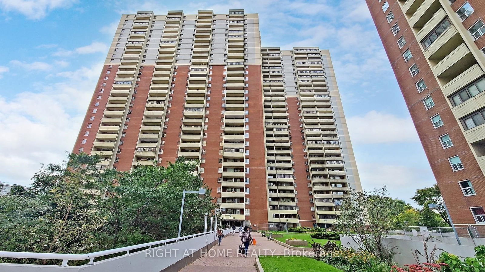 Condo for sale at 1418-1 Massey Square, Toronto, Crescent Town, M4C 5L4 - MLS: E12219183