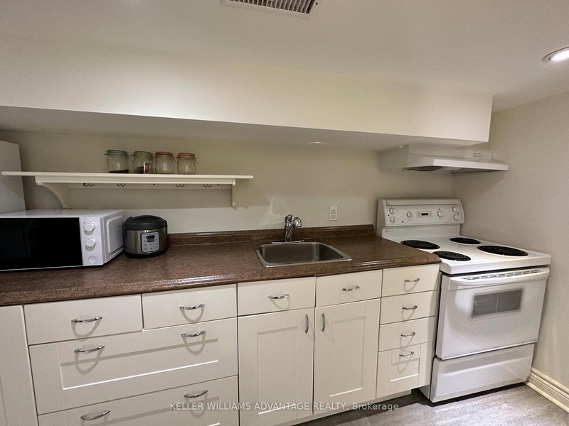 Lower - 256 Woodbine Ave, Toronto, M4L 3P2 | Image 2