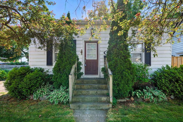 220 Centre Street S