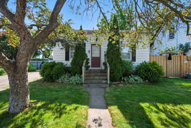 220 Centre Street S