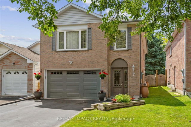 7 Farncomb Crescent