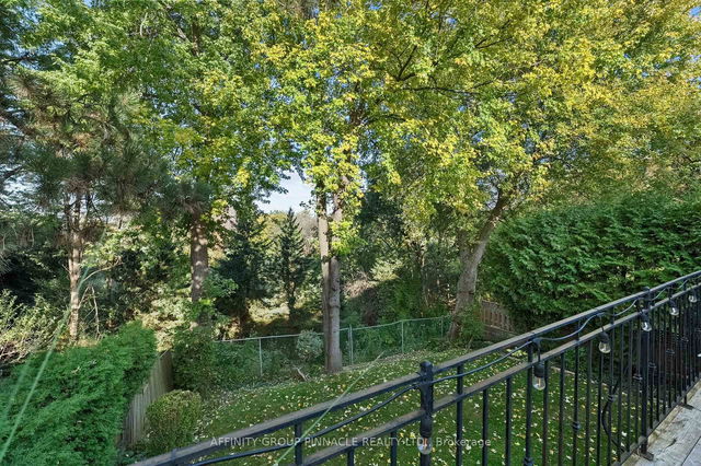 28 Landfair Crescent