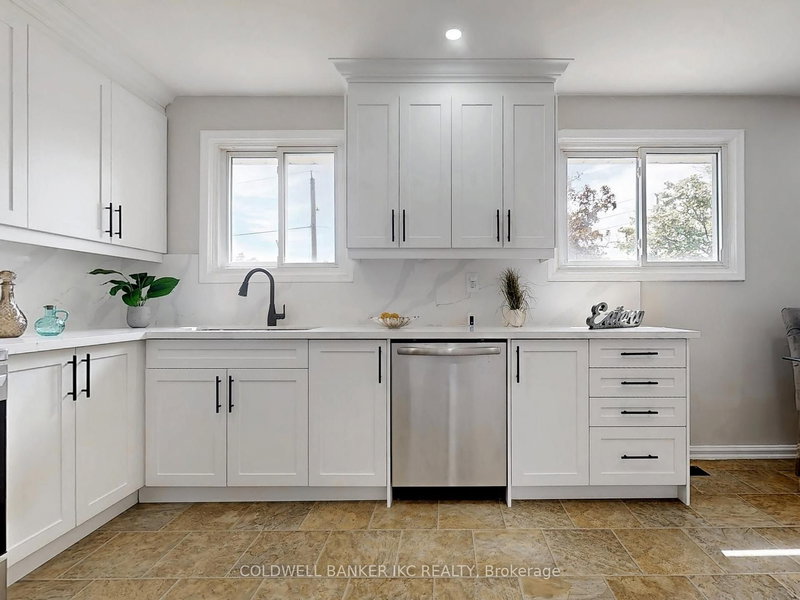 352 Phillip Murray Ave, Oshawa, L1J 1H2 | Image 2