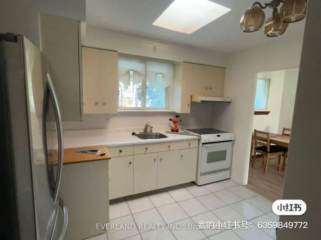 Upper - 52 Fairglen Avenue